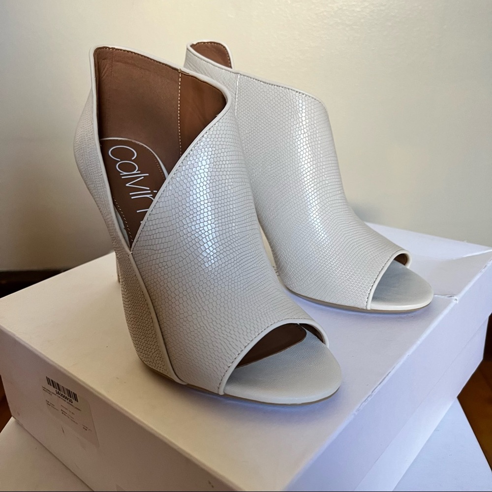 NWT Calvin Klein Nastassia Peep Toe Pump In Soft White Leather - Picture 8 of 16